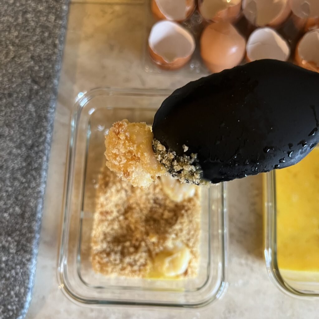 Coating shrimp in Porq Panko, a delicious and low-carb alternative to flour and panko breadcrumbs.