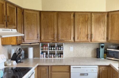A picture of a clean and organized kitchen. The feature photo for my Kitchen Essentials for Moms blog post.